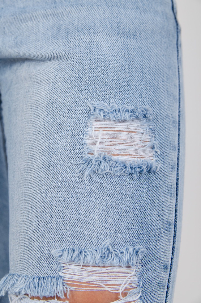 Spodnie jeansowe typu boyfriend z dziurami