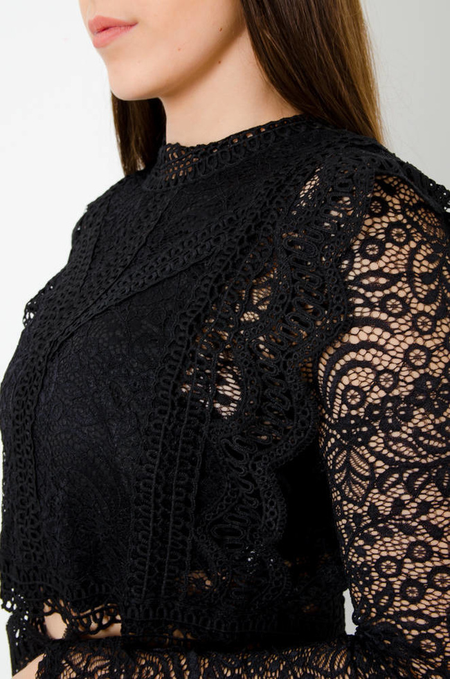 Czarna koronkowa bluzka z zamkiem na plecach