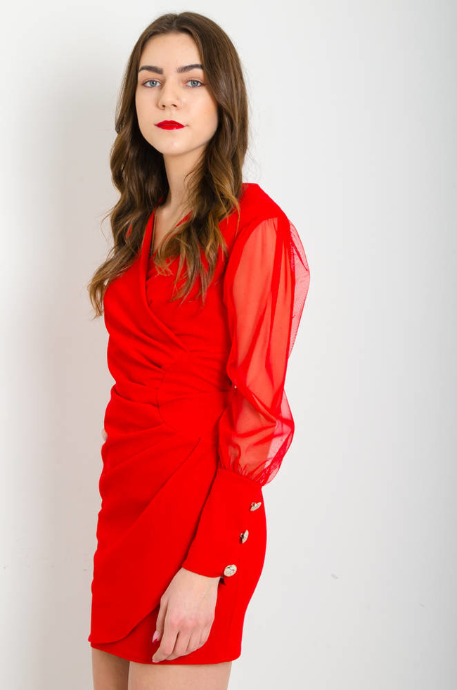 CZERWONA KOPERTOWA SUKIENKA Z TIULOWYMI RĘKAWAMI