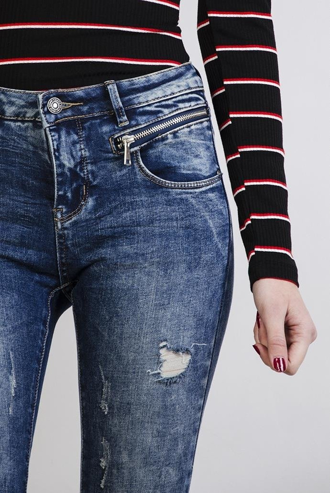 Spodnie jeansowe z zamkami, pogniecione przy nogawkach