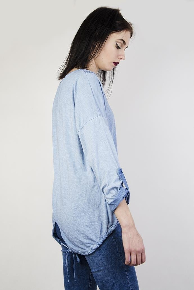 Jasnoniebieska bluzka z wiązaniem na dole