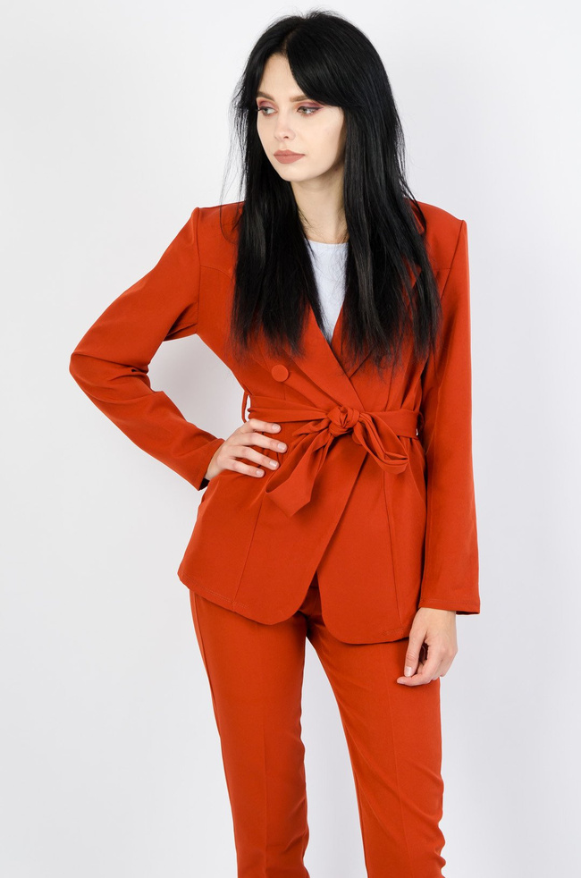 Damski garnitur w kolorze ceglastym