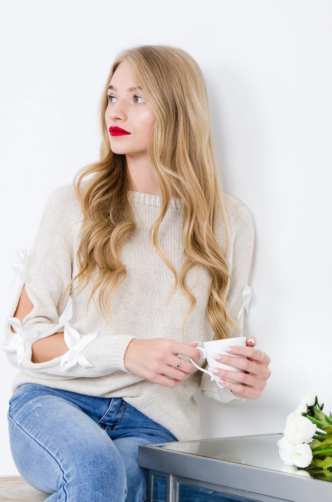 BEŻOWY AKRYLOWY SWETER Z WSTĄŻKAMI NA RĘKAWACH