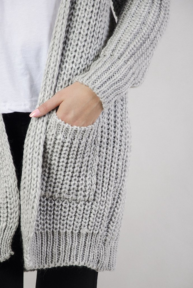 Szary sweter o grubym splocie