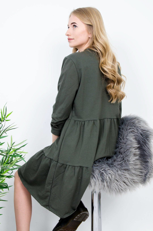 ZIELONA ROZKLOSZOWANA SUKIENKA ZE ZŁOTYM ŁAŃCUSZKIEM