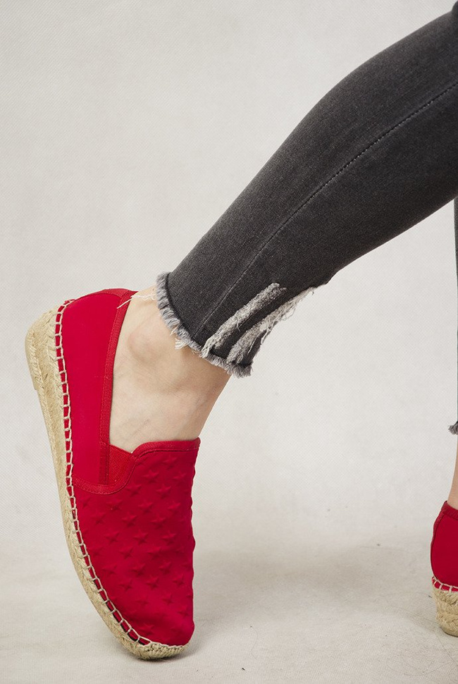 Szare spodnie jeansowe z naszywkami