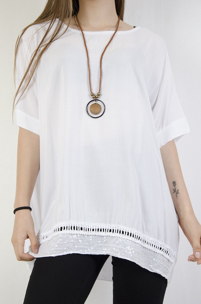 Biała bluzka nietoperz z wisiorkiem