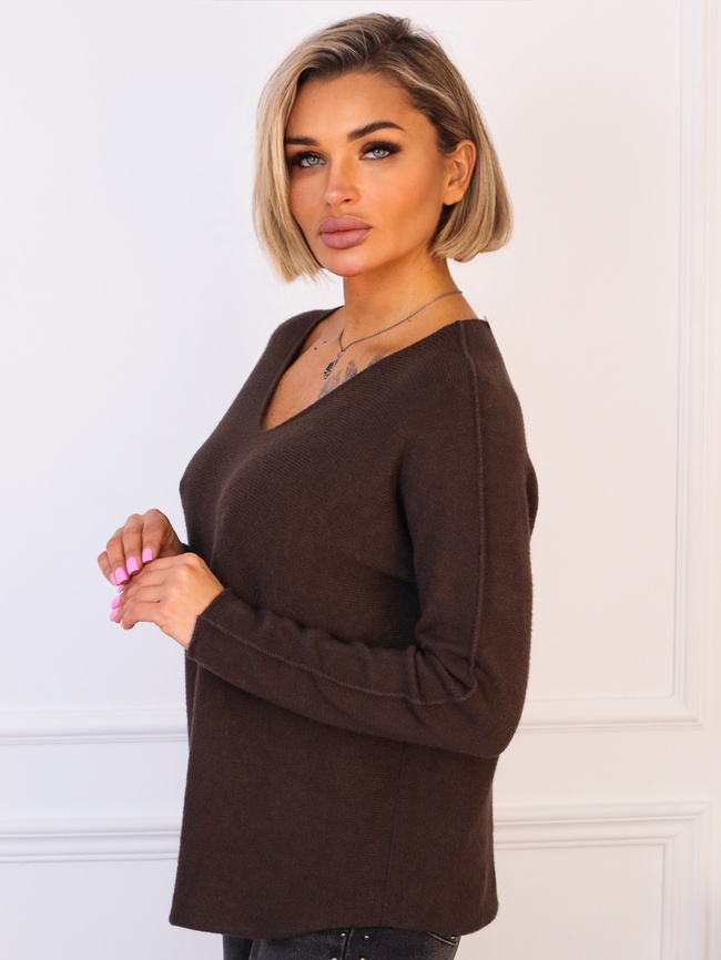 SWETER DZIANINOWY OVERSIZE Z DEKOLTEM W SEREK- CZEKOLADOWY