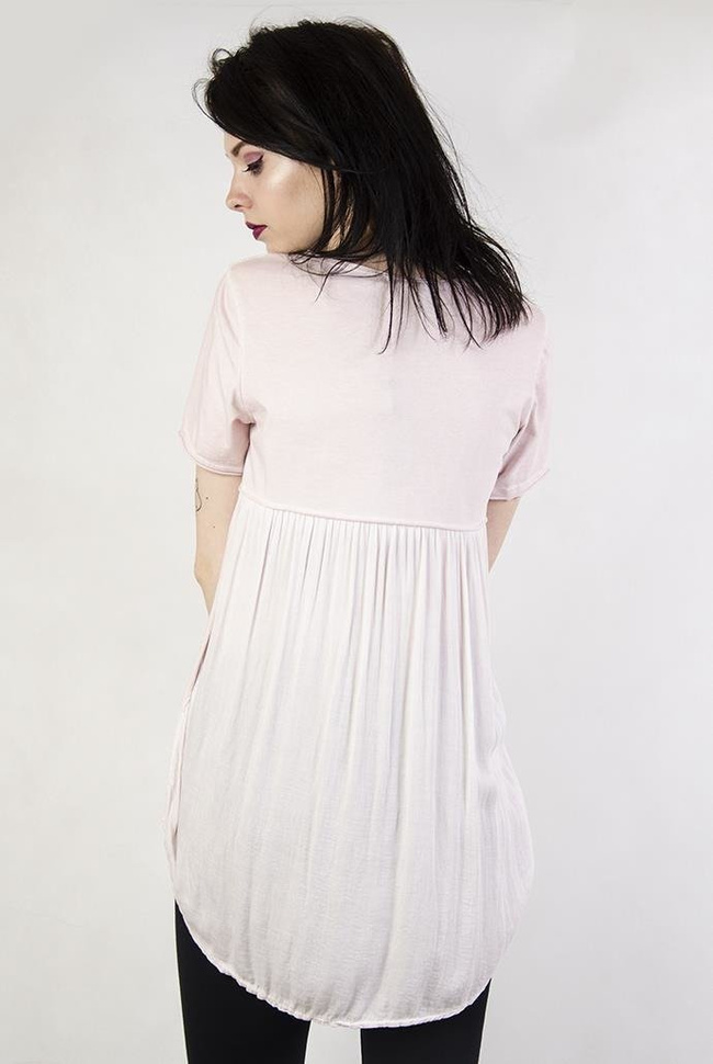 Bladoróżowa bluzka z falbanką i cekinową kieszonką