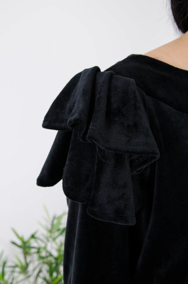 CZARNA WELUROWA SUKIENKA Z FALBANĄ NA RAMIENIU 