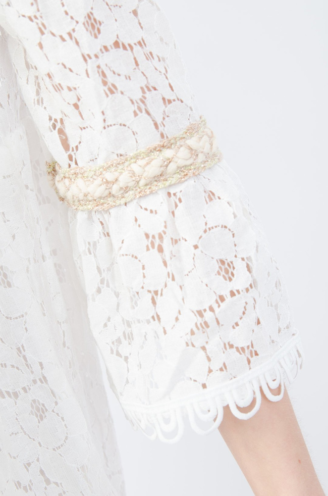 Biała koronkowa sukienka ze złotymi wstawkami