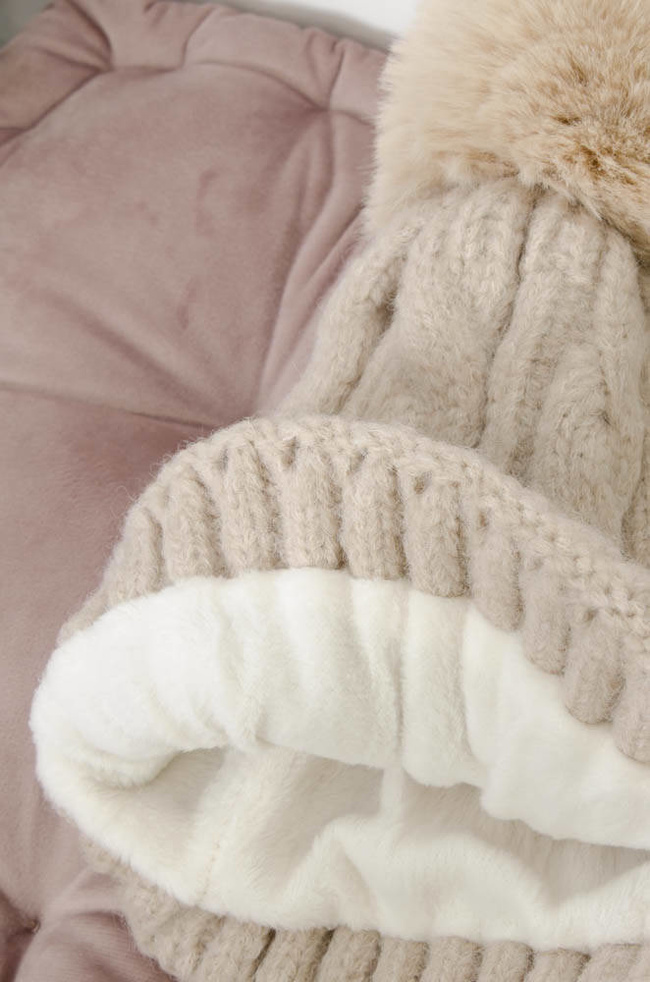 BEŻOWA ZIMOWA CZAPKA PLECIONA Z POMPONEM 