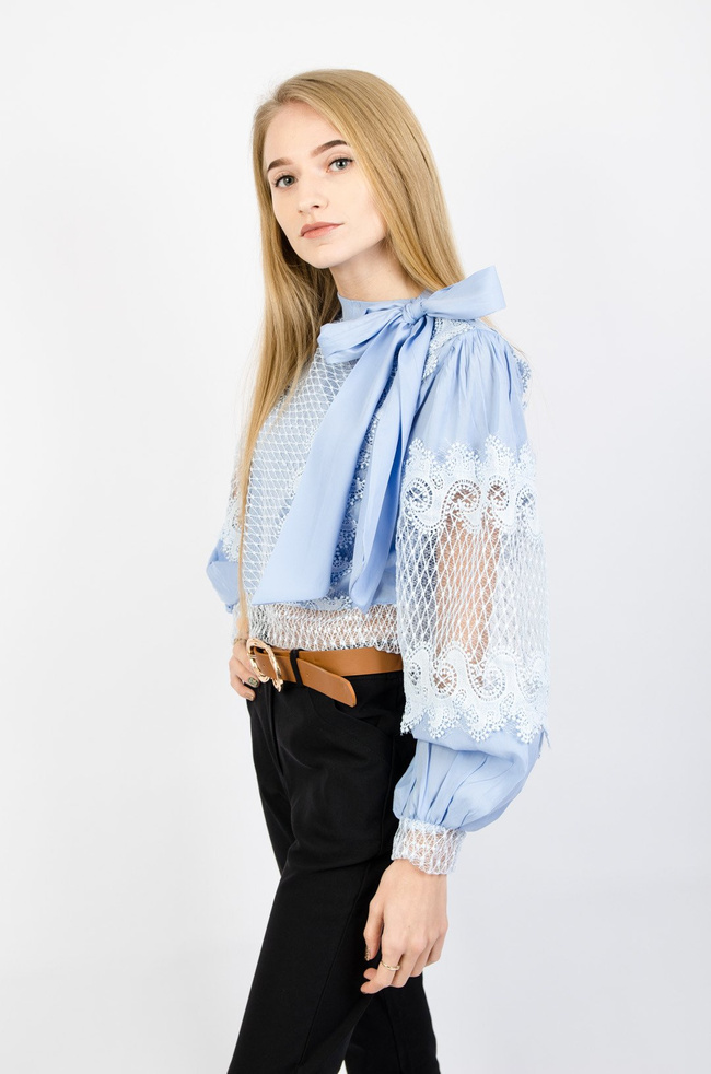 NIEBIESKA AŻUROWA BLUZKA Z BUFIASTYMI RĘKAWAMI