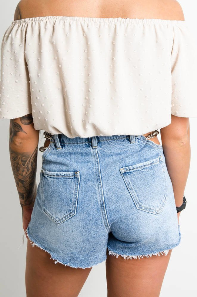 BEŻOWA BLUZKA Z TKANINY PLUMETI Z GUZIKAMI