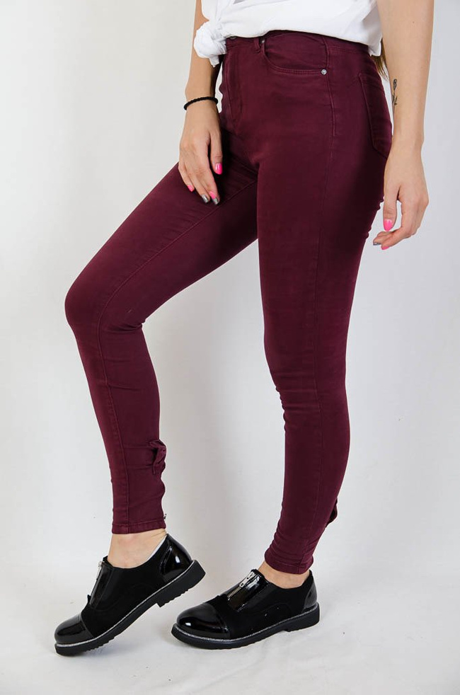 Bordowe spodnie jeansowe z zamkiem na nogawce oraz kokardą