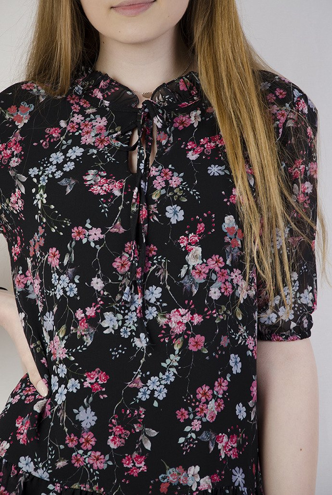 Zwiewna czarna sukienka w kwiaty z wiązaniem przy szyi
