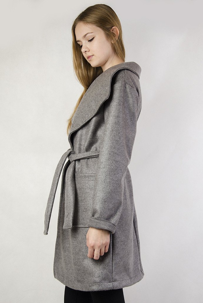 Szary płaszcz wiązany w pasie