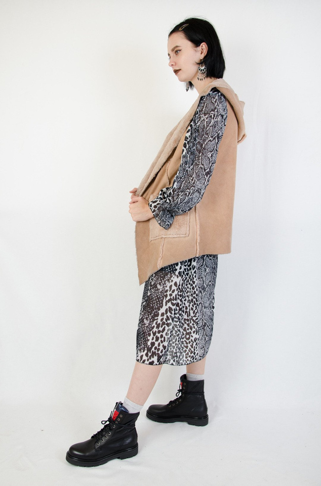 Beżowa kamizelka z kapturem oraz kieszeniami