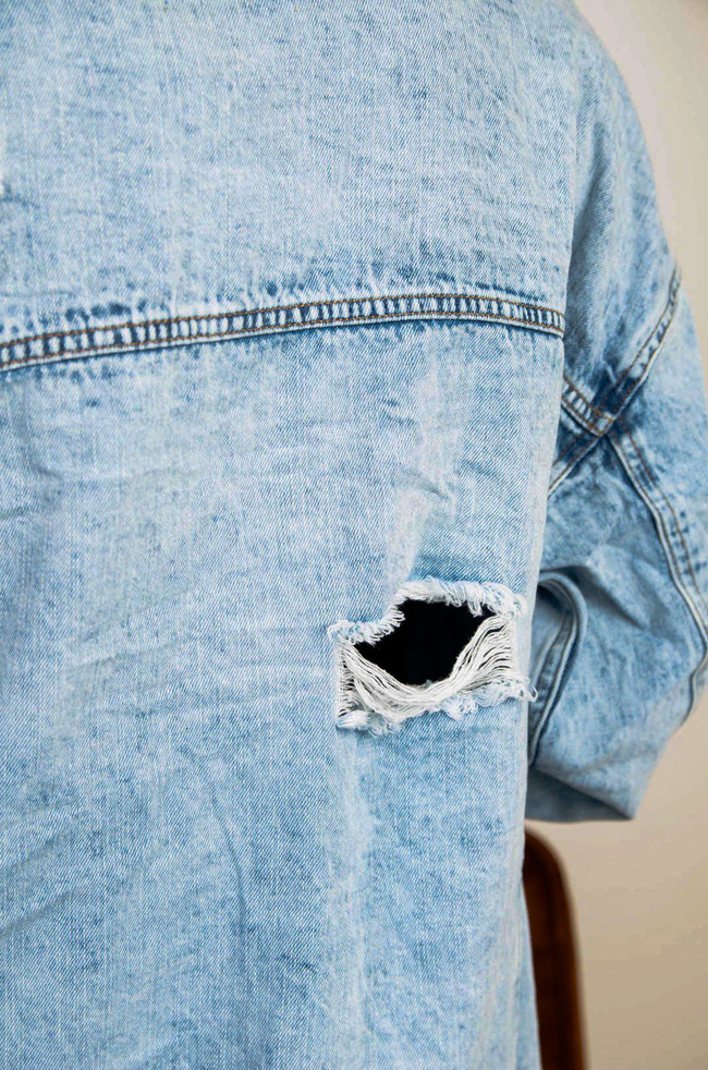 DŁUGA KURTKA JEANSOWA Z PRZETARCIAMI ( DUŻE ROZMIARY M-3XL )