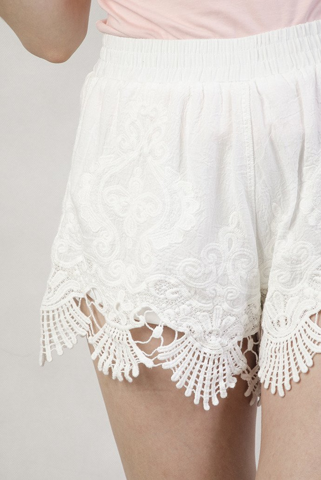 Białe koronkowe szorty