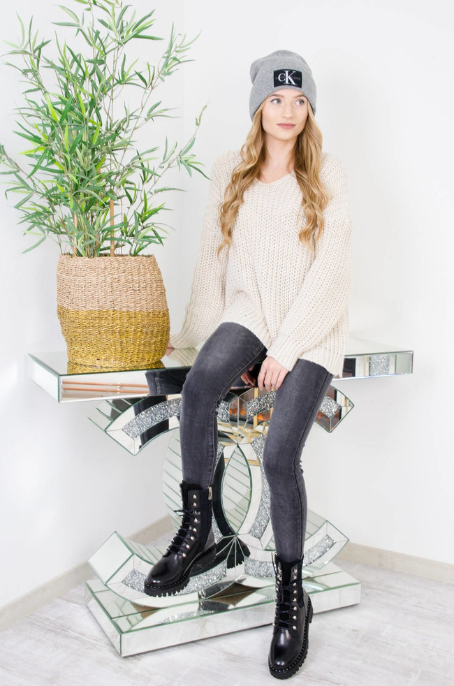 BEŻOWY AKRYLOWY SWETER Z DEKOLTEM W SZPIC