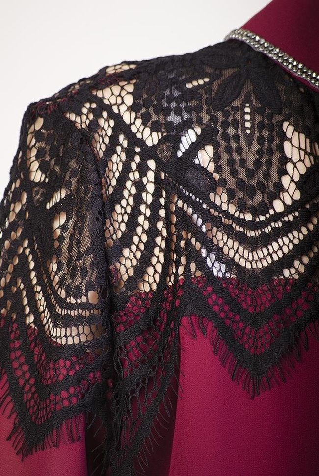 Bordowa szyfonowa sukienka ze zdobieniem i kołnierzykiem