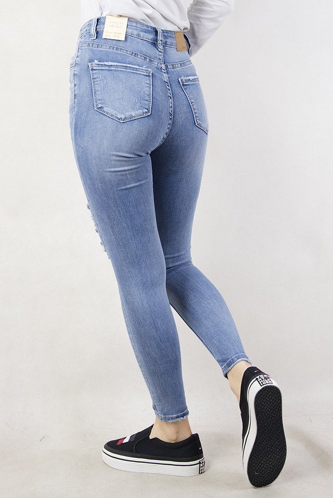 Jasne spodnie jeansowe z przetarciami