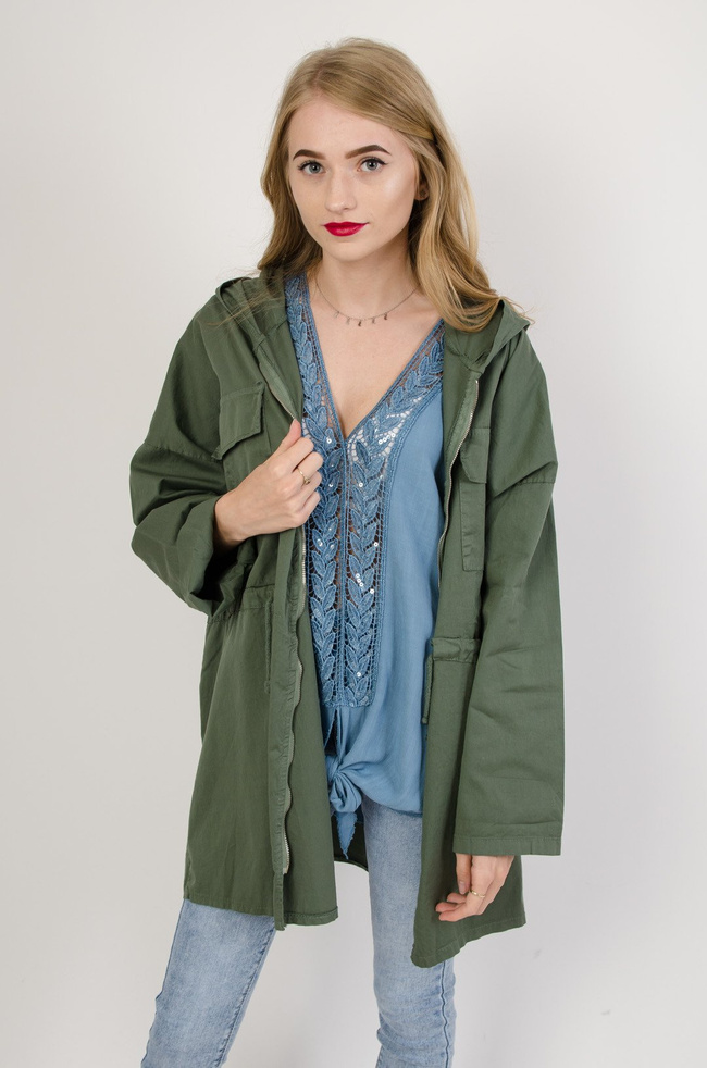 Zielona narzuta z kieszeniami i ściągaczem w pasie