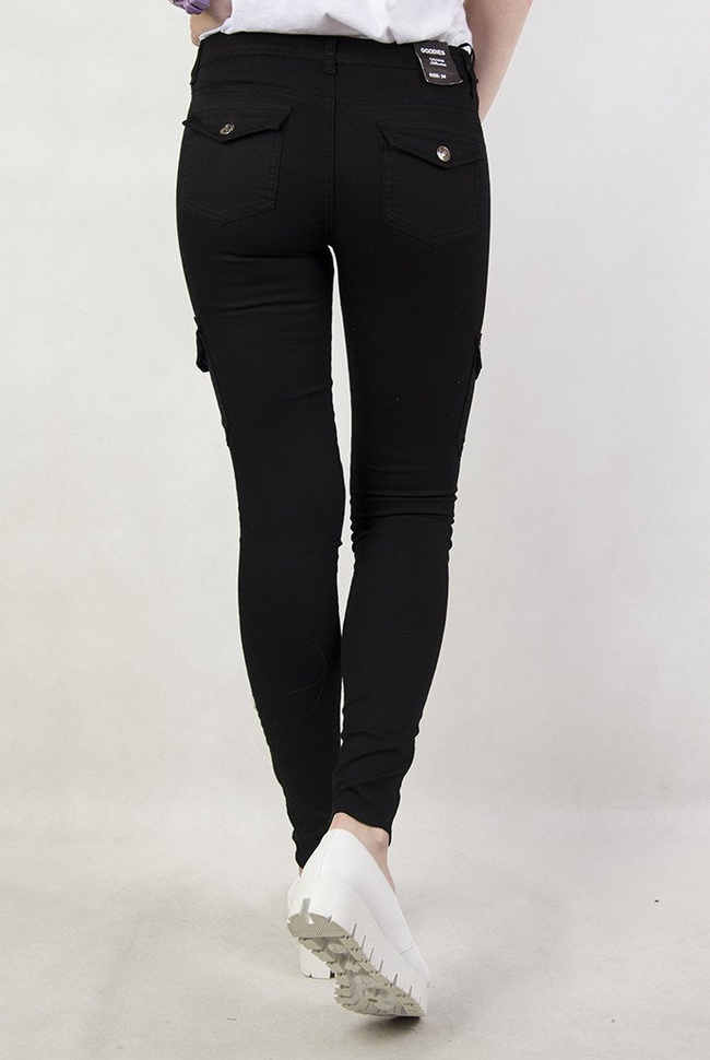 Czarne spodnie bojówki z kieszeniami po bokach