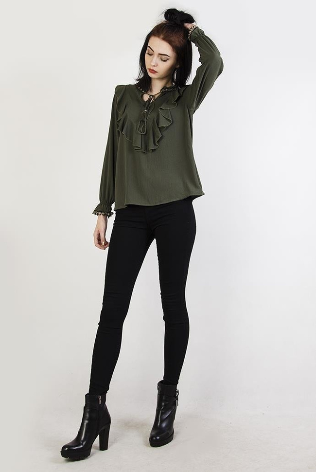 Zielona bluzka z falbanką i wiązaniem przy szyi