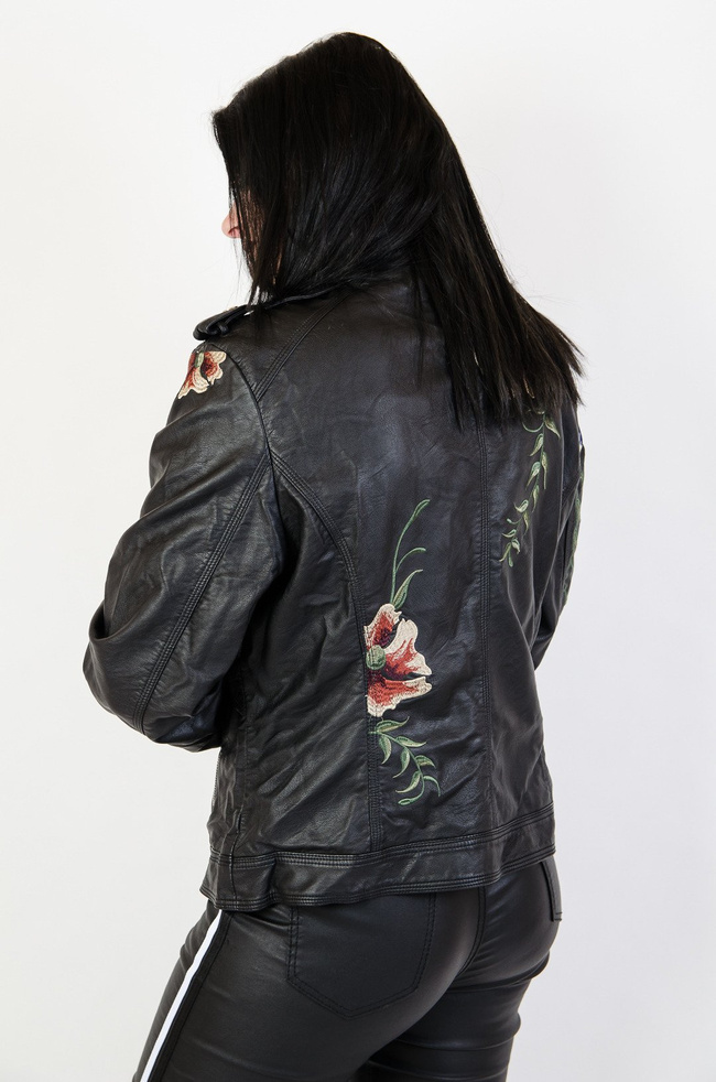 Czarna ramoneska z wyszywanym kwiatem