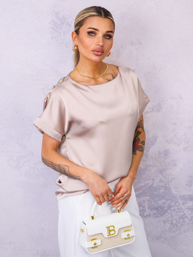 SATYNOWA BLUZKA Z OZDOBNYMI GUZIKAMI NA RAMIENIU- BEŻOWA