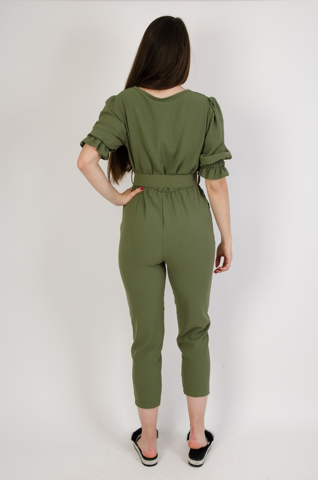 Zielony kombinezon z kopertowym dekoltem i paskiem
