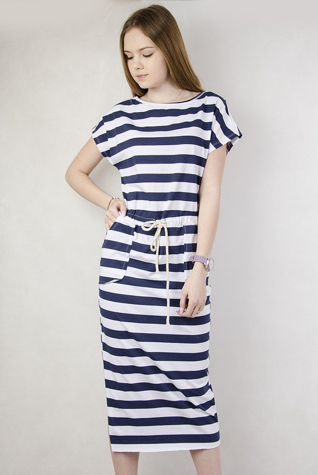 Sukienka w biało-granatowe paski z kieszeniami, wiązana sznurkiem