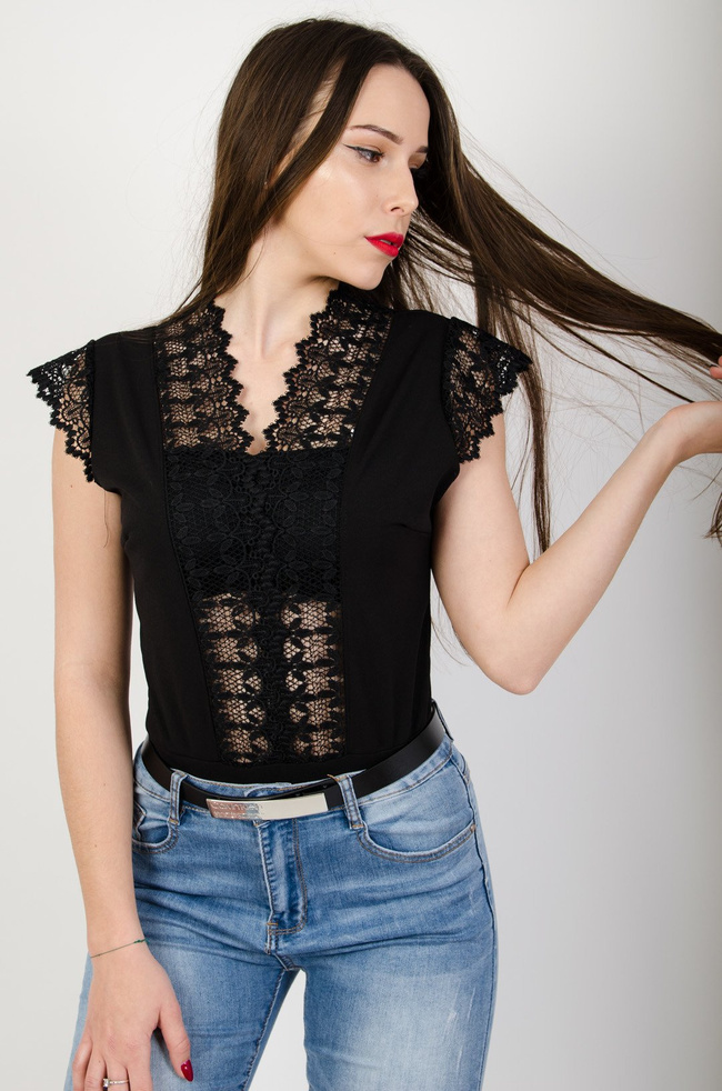 Czarne body z wstawkami z koronki