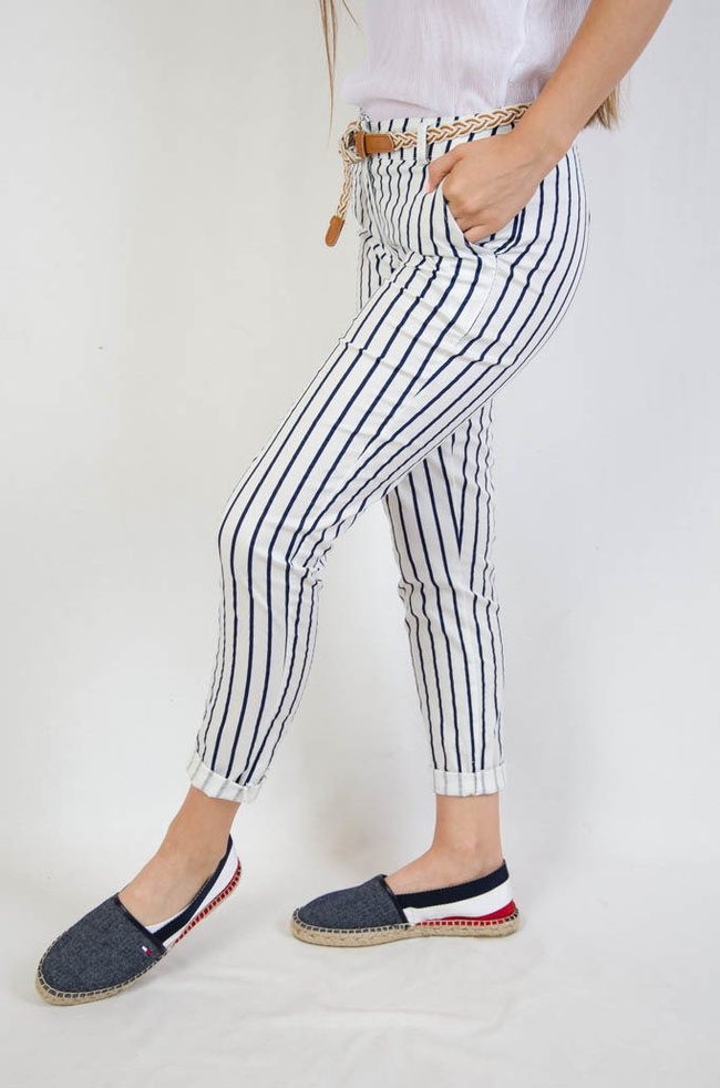 Spodnie materiałowe z paskiem i kieszeniami w cienkie paski