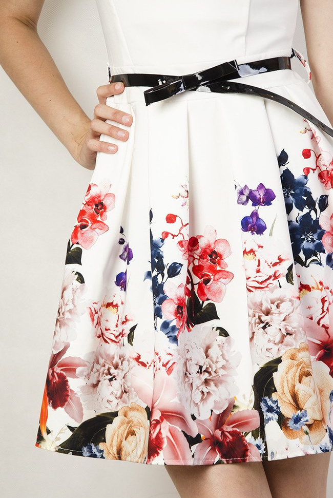 Biała sukienka w kwiaty.