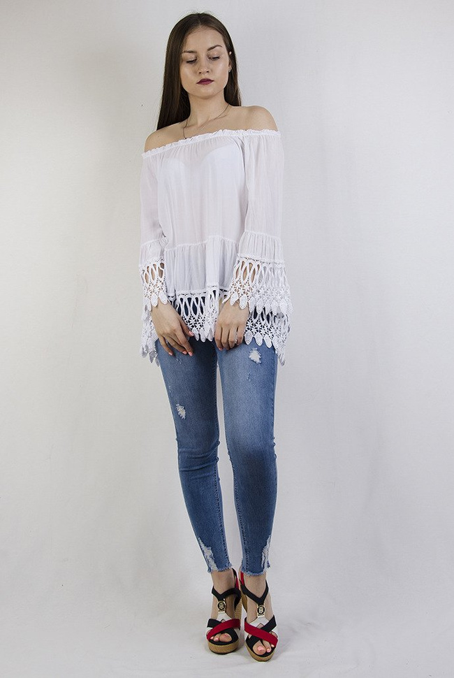 Biała bluzka z hiszpańskim dekoltem i ażurowymi wstawkami