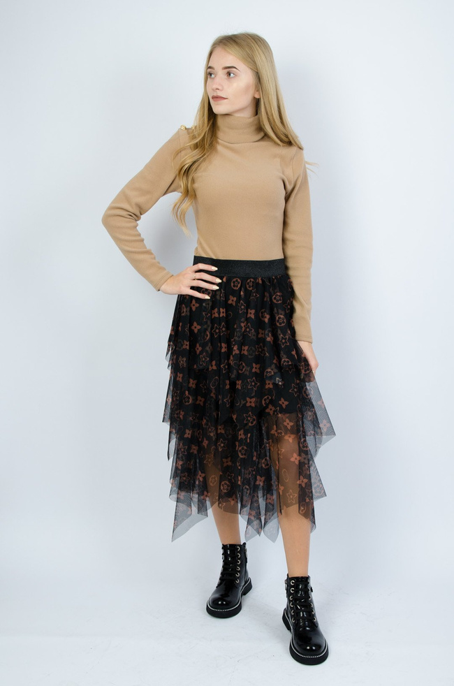 Beżowy golf ze złotymi guzikami