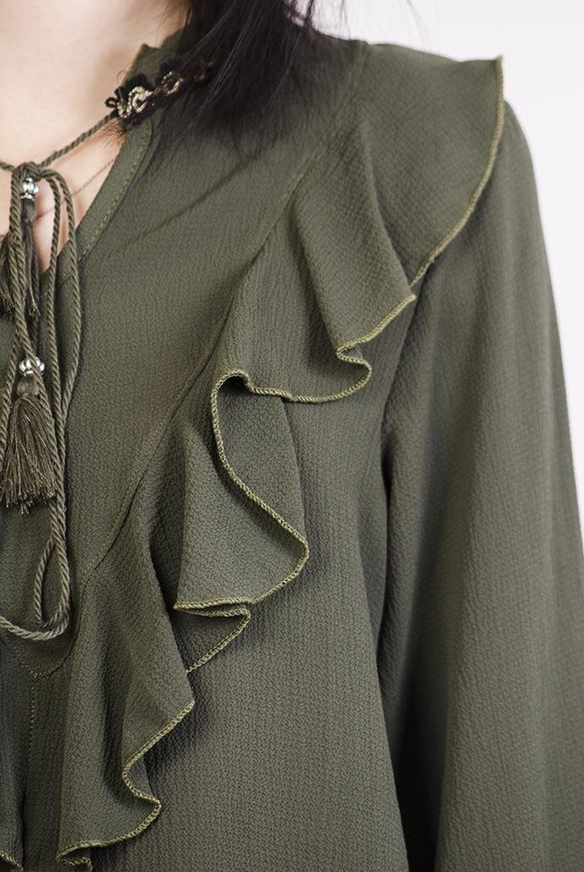 Zielona bluzka z falbanką i wiązaniem przy szyi