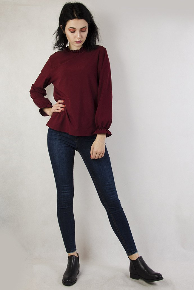Bordowa bluzka z falbanką przy szyi