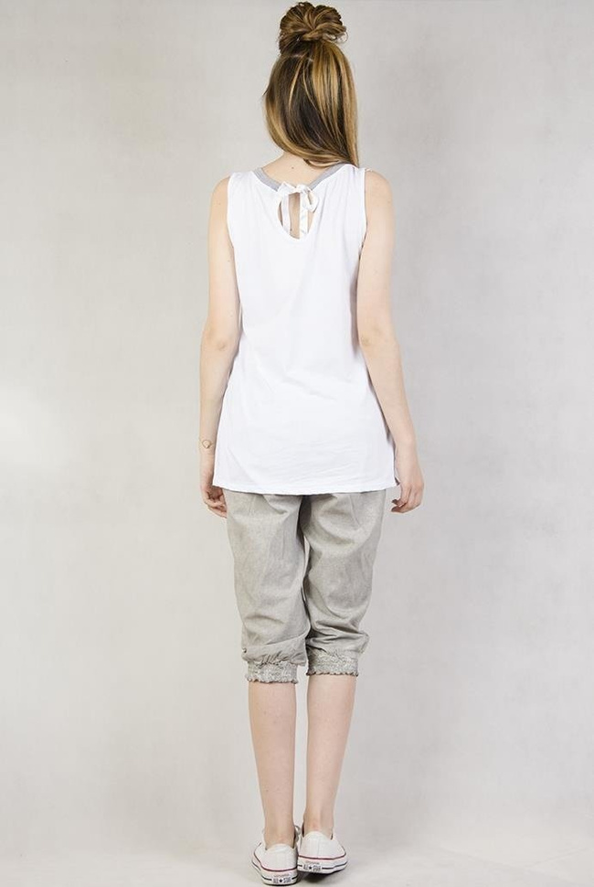 Biała bluzka z sercem z koronką