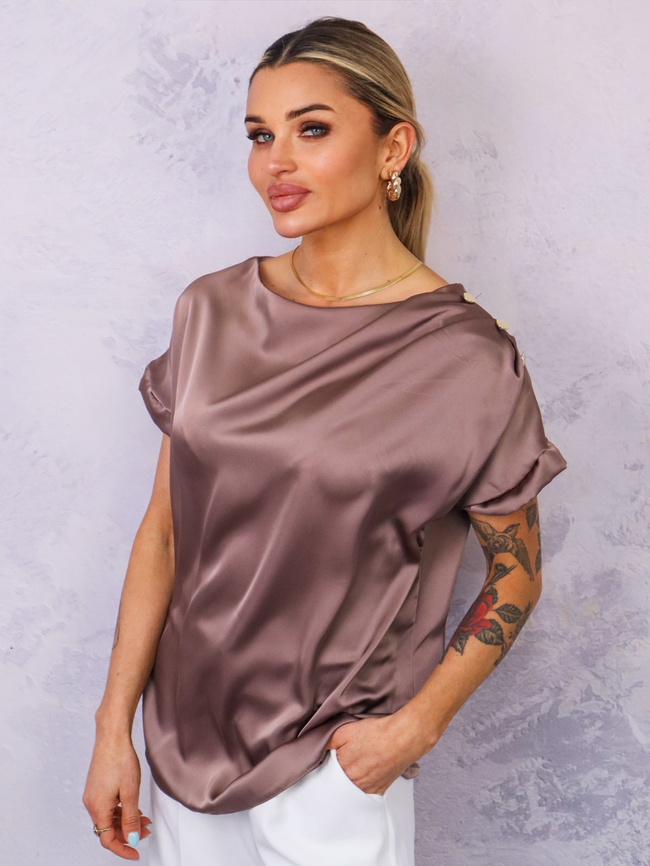 SATYNOWA BLUZKA Z OZDOBNYMI GUZIKAMI NA RAMIENIU- BRĄZOWA