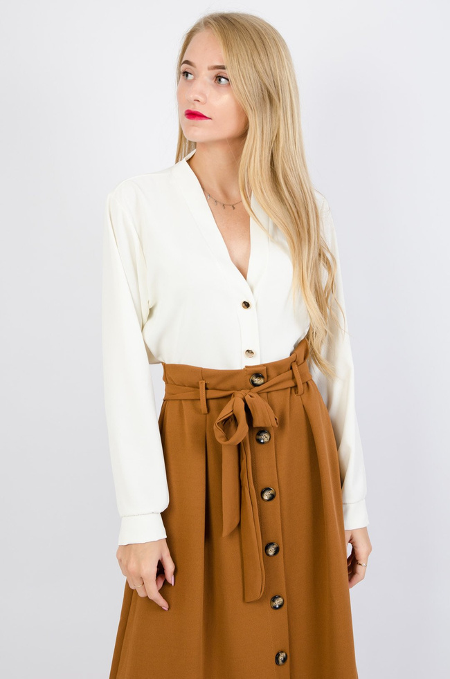 Kremowa bluzka koszulowa ze złotymi guzikami