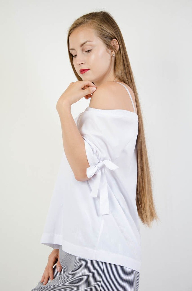Biała bluzka z wiązaniem na rękawach
