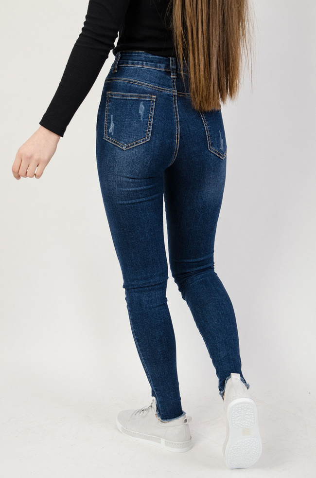 Granatowe spodnie jeansowe z przetarciami