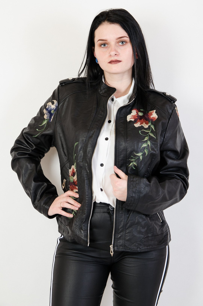 Czarna ramoneska z wyszywanym kwiatem
