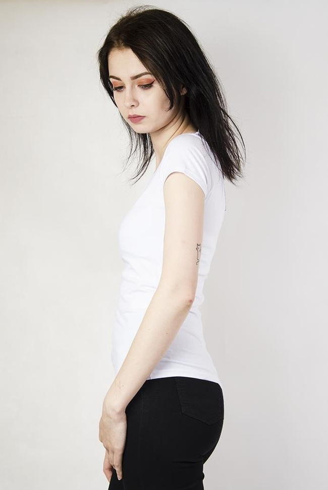 Biała bluzka z dekoltem w łódkę oraz wycięciem na plecach