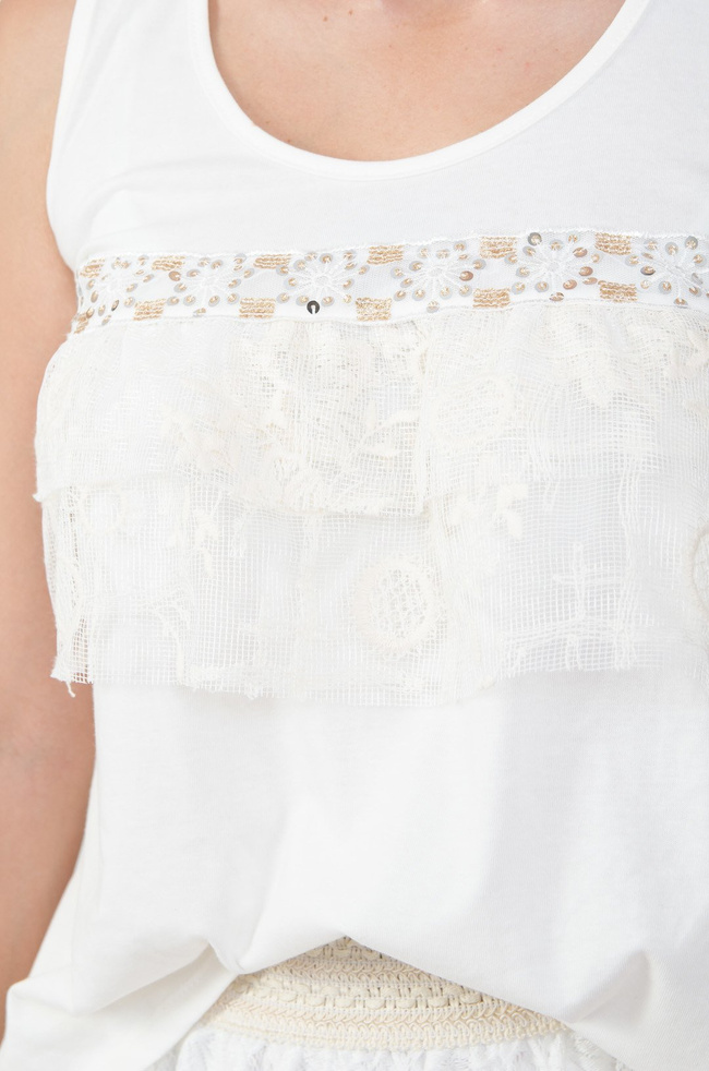 Bluzka zdobiona złotymi cekinami i warstwową koronką