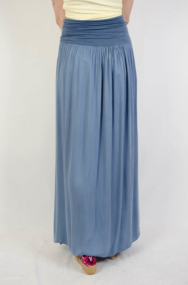 Długa zwiewna niebieska spódnica z szerokim pasem